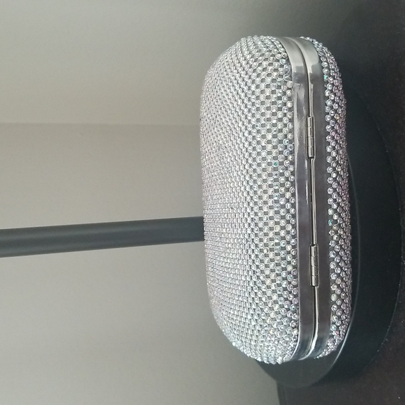 Rhinestone hard shell clutch with ring closure crossbody and handbag chain - Picture 3 of 5